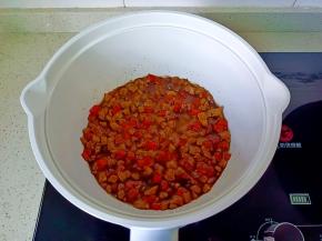 加水淀粉勾一个薄芡，盛盘备用。