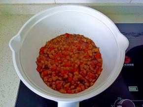 加水淀粉勾一个薄芡，盛盘备用。