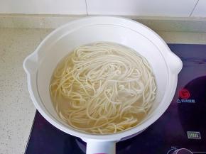 水开下入手擀面煮熟【面条煮沸加一次冷水，再次煮开就熟了。】