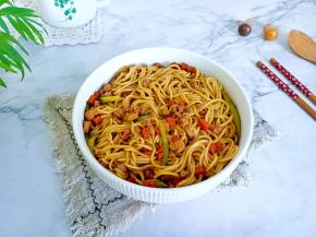 煮好的面条加上炒好的料，加上黄瓜丝拌均匀即可享用！