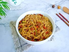 煮好的面条加上炒好的料，加上黄瓜丝拌均匀即可享用！