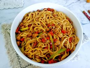 每根面条都裹满了浓郁酱汁。