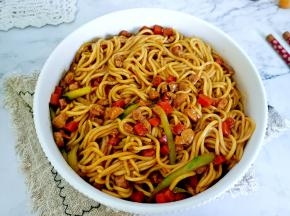 每根面条都裹满了浓郁酱汁。