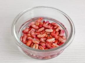 芸豆洗净泡6小时。