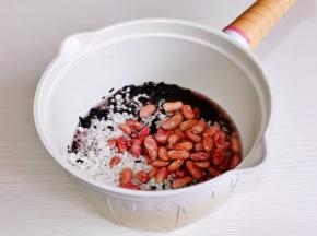 泡好的糯米，血糯米，芸豆倒入锅中。