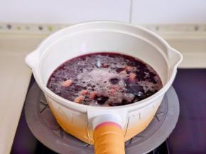 冷水下锅烧开煮6-8分钟。