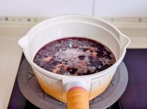 冷水下锅烧开煮6-8分钟。