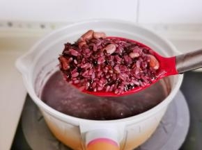 捞出沥干水分，这样会避免夹生现象。