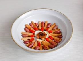 每块红枣中间放上一颗芸豆，撒上枸杞。