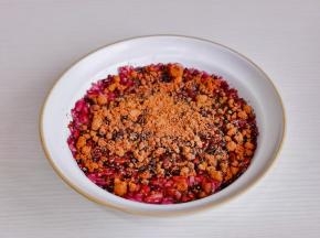 撒一层红糖，一层糯米，上面再撒一层红糖。