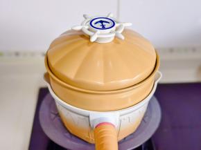 盖上盖子烧开后转中小火蒸35分钟，关火焖3分钟。