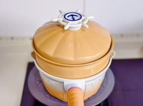 盖上盖子烧开后转中小火蒸35分钟，关火焖3分钟。