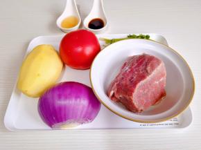 准备食材，牛肉泡冷水，将血水泡出。
