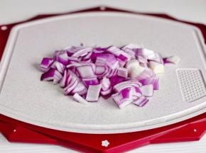 洋葱切小块。