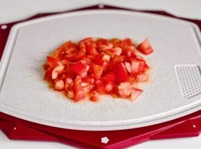 番茄洗净切小块。