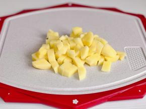 土豆洗净切小块。