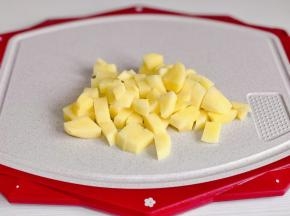 土豆洗净切小块。
