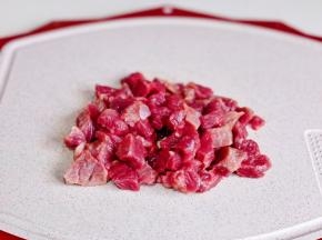 牛肉切小块。