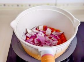 加入洋葱炒出香味。