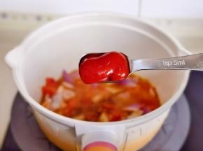 加入番茄酱，翻炒出汤汁。