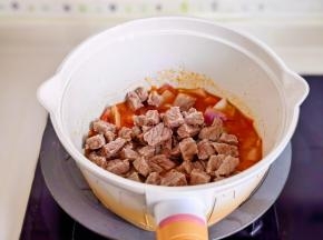 加入焯水的牛肉翻炒。