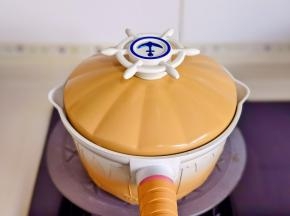 盖上盖子烧开，转小火煮35分钟。