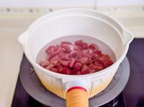 牛肉块冷水下锅，烧开煮2分钟捞出，温水冲洗干净。