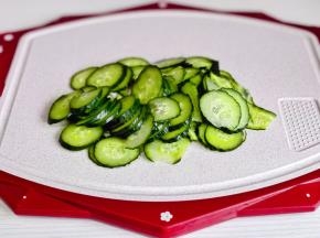 黄瓜洗净切片。