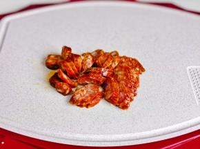 芝麻腊肠切片。