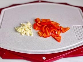 红椒洗净去籽切小块，大蒜去皮切碎。