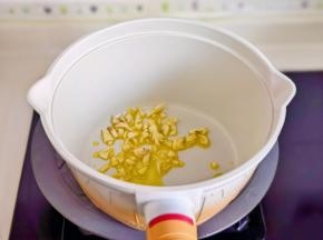 起油锅加入蒜末炒香。