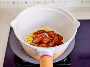 加入腊肠片翻炒。