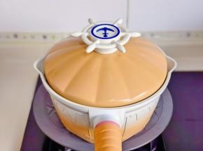 盖上盖子小火将腊肠炒熟。