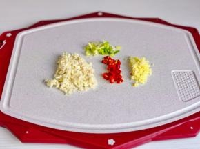 葱姜蒜去皮切碎，辣椒切圈。