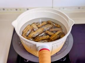 蛏子洗净冷水下锅加2克盐。