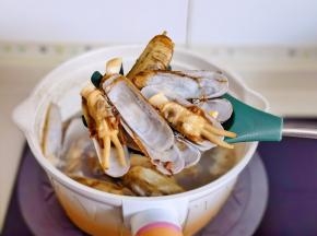 大火烧开煮熟捞出。