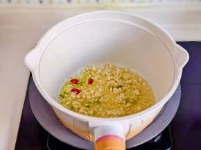 起油锅，加入葱姜蒜辣椒煸炒出香味。