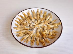 去掉壳，将蛏肉摆盘。