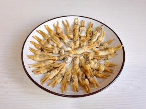 去掉壳，将蛏肉摆盘。