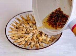 倒在摆盘的蛏肉上。