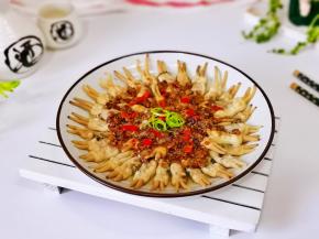 点缀上葱丝，即可食用。
