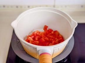 起油锅倒入倒入番茄翻炒。