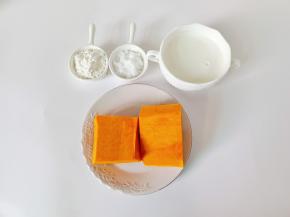 所有食材称重备用，这是300克削皮的南瓜。