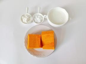 所有食材称重备用，这是300克削皮的南瓜。