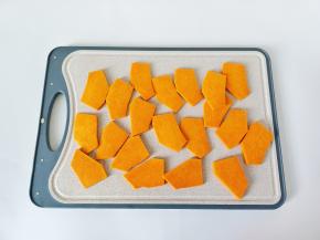 南瓜削皮切薄片。
