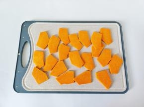 南瓜削皮切薄片。