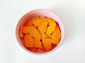 南瓜片放入蒸屉。