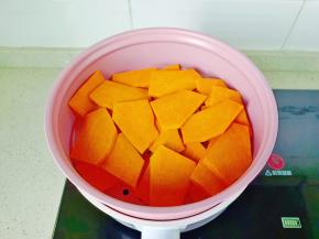 奶锅放入清水，把蒸屉放在奶锅上。