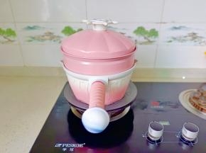 盖上盖子开大火蒸至南瓜熟透即可。