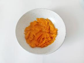 蒸好的南瓜取250克用勺子撵成泥。